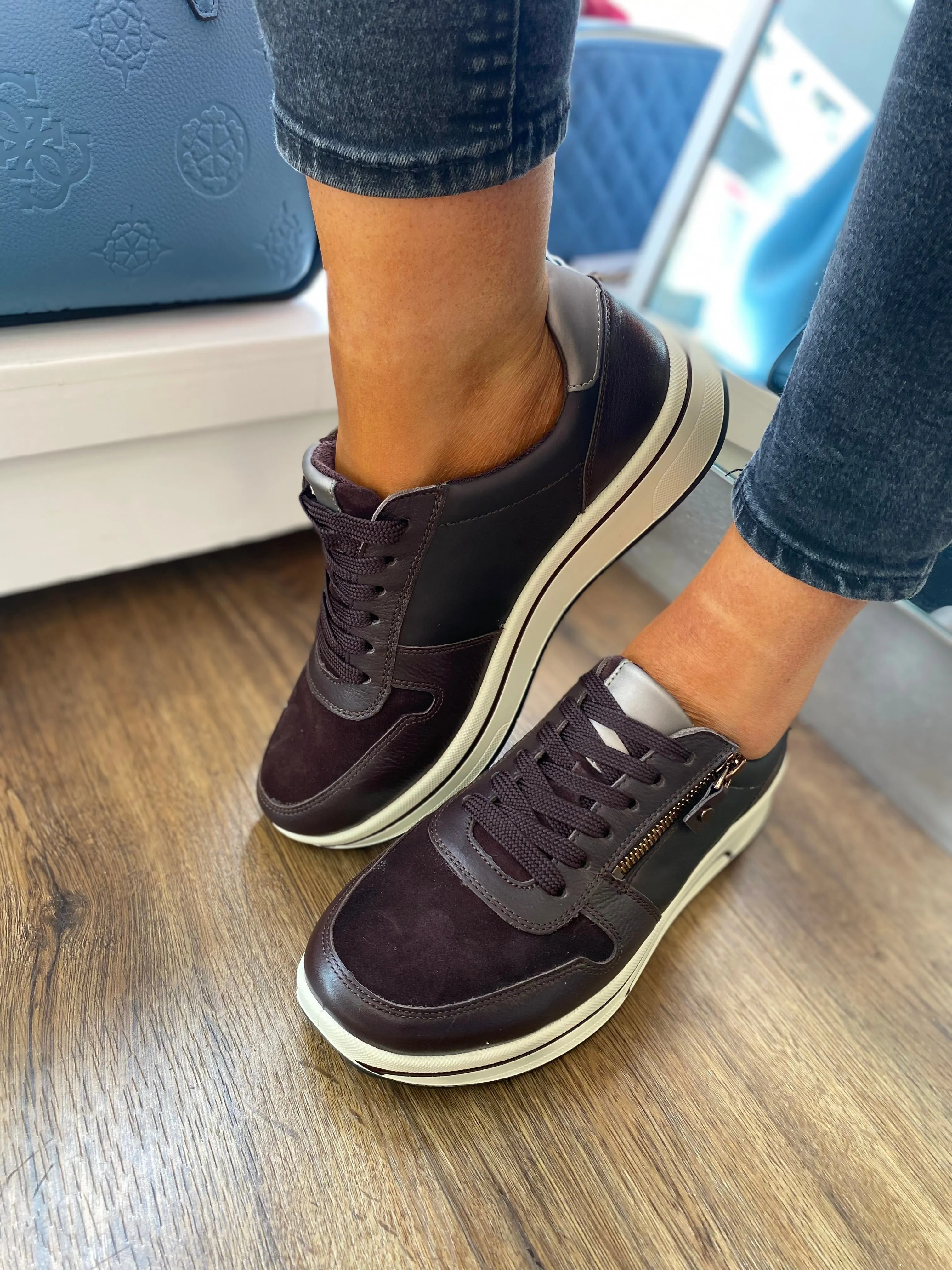 Ara Sappora Maroon Trainer