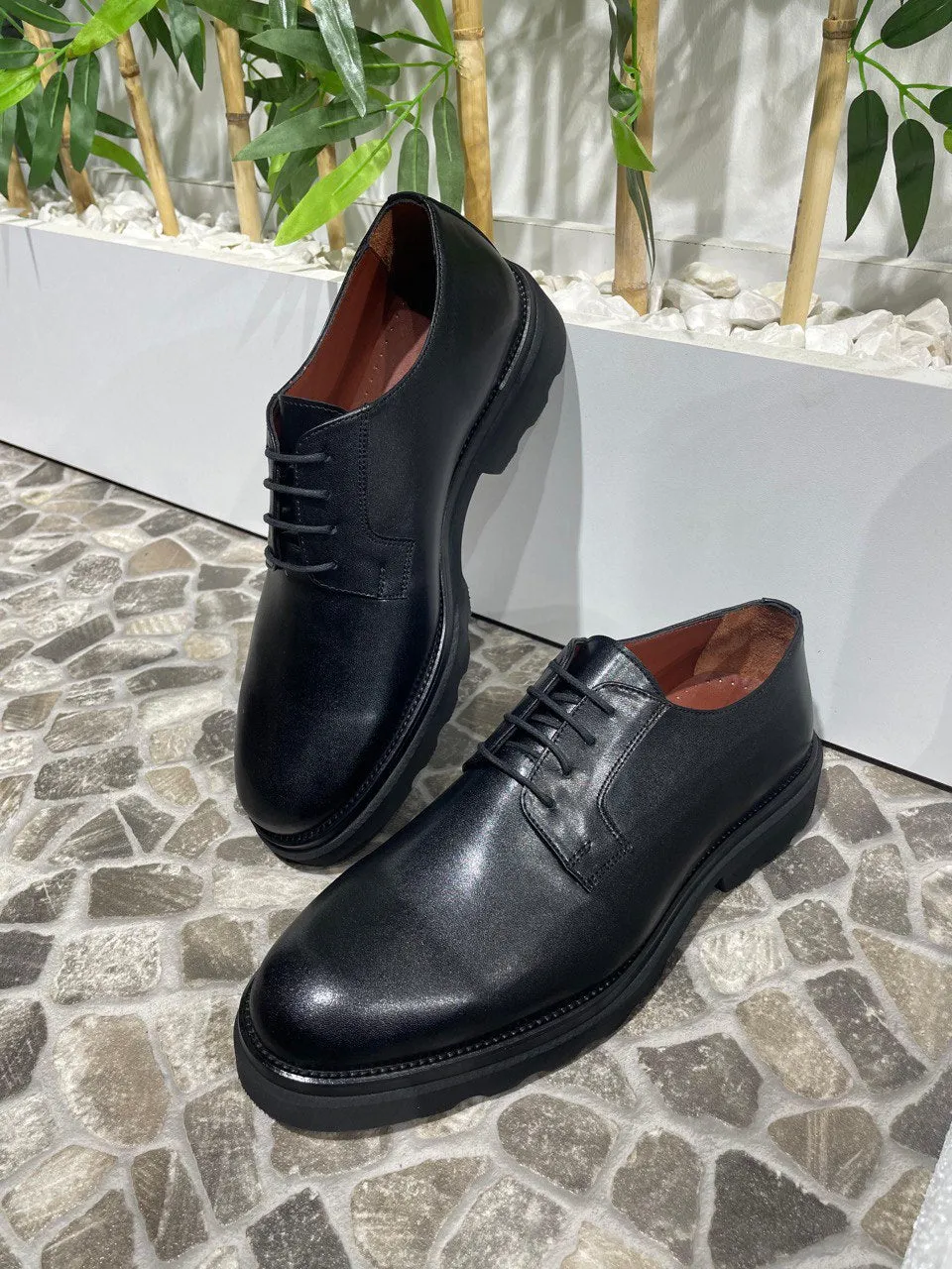 Men's Black Leather Derby Shoes – Classic and Durable Formal Footwear for Work, Events, and Everyday Style.