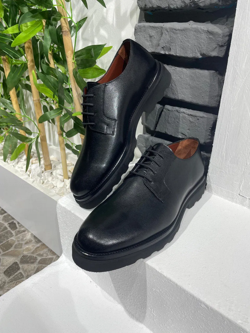 Men's Black Leather Derby Shoes – Classic and Durable Formal Footwear for Work, Events, and Everyday Style.