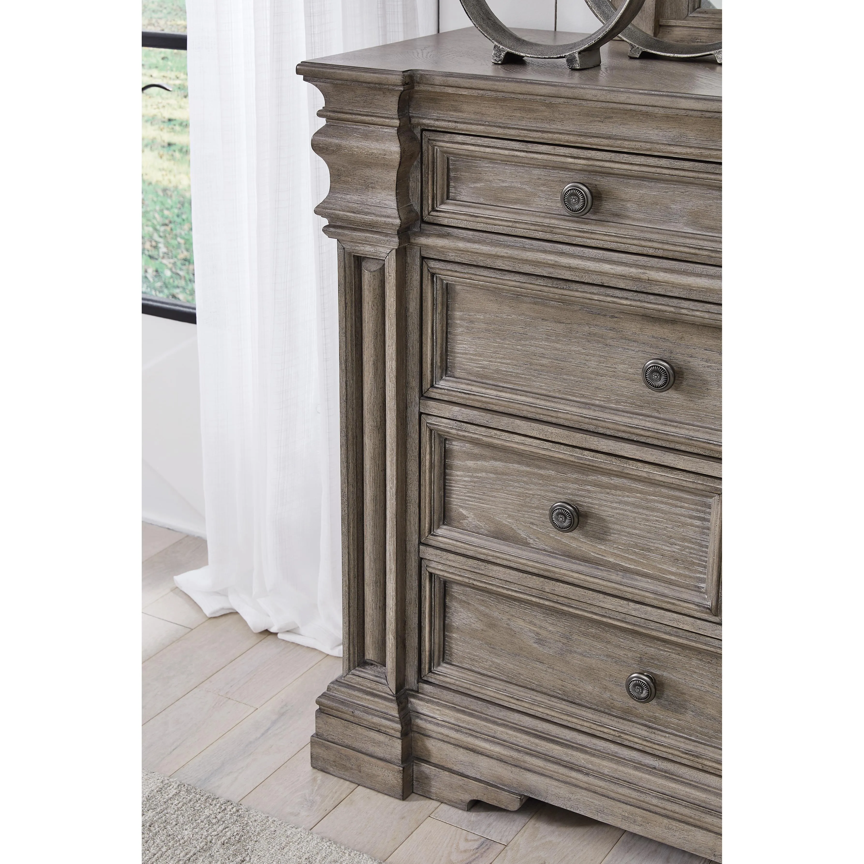 Signature Design by Ashley Blairhurst 10-Drawer Dresser B916-31